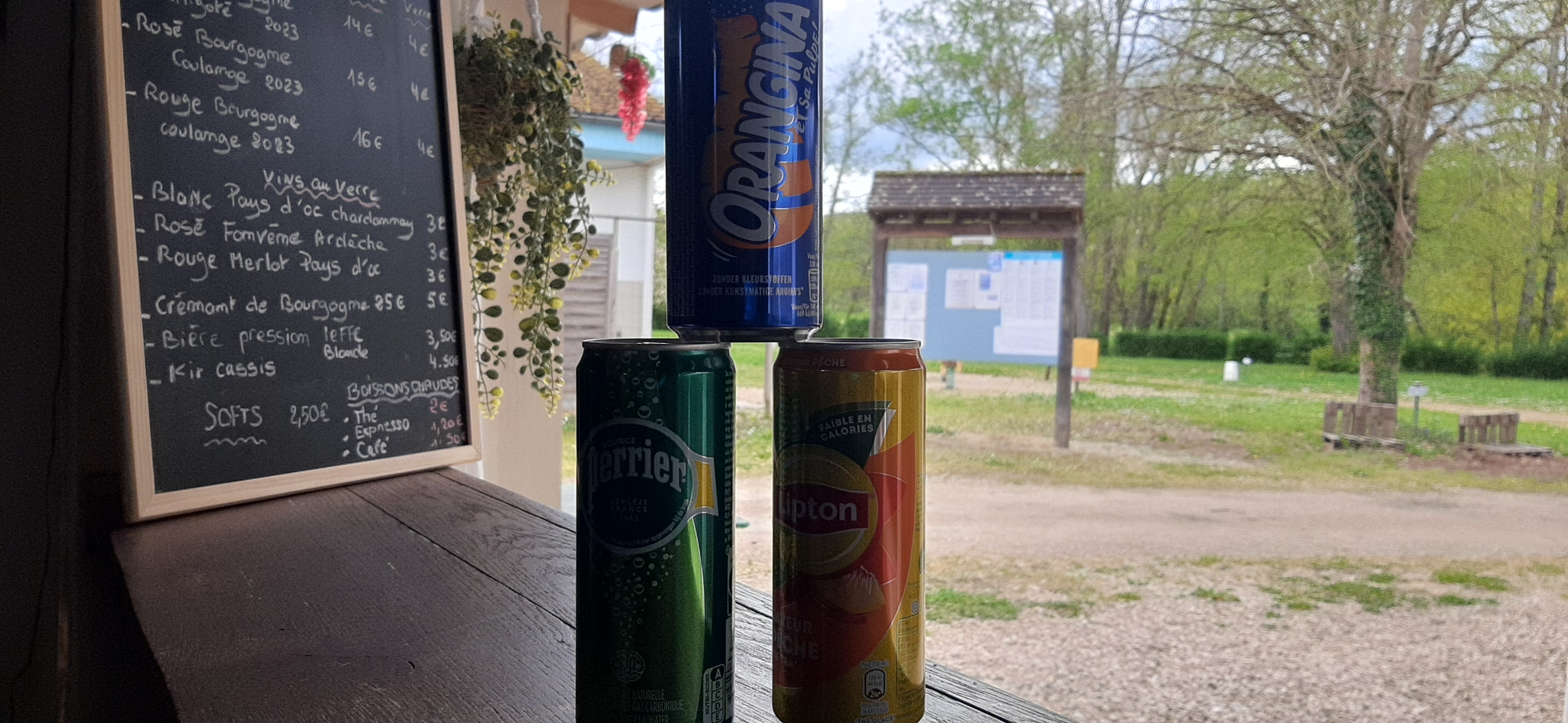 Photo d'une canette d'Orangina, de Perrier et de Lipton